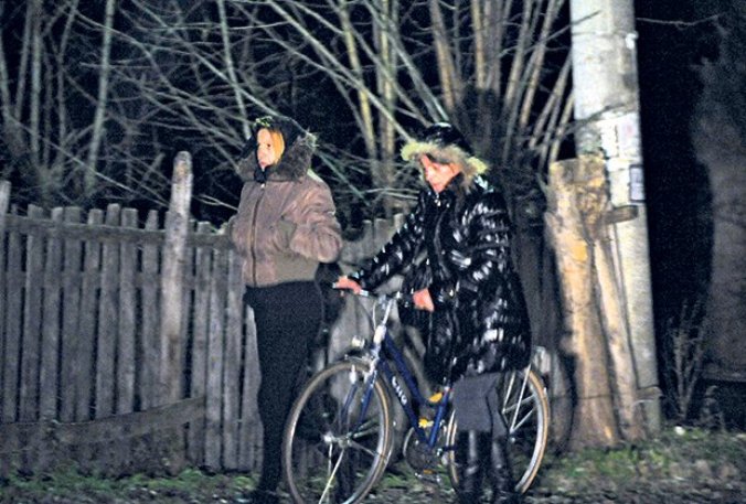 Stigla kući... Mirela (lijevo) dolazi u selo Vlaška kod Mladenovca Stigla kući... Mirela (lijevo) dolazi u selo Vlaška kod Mladenovca